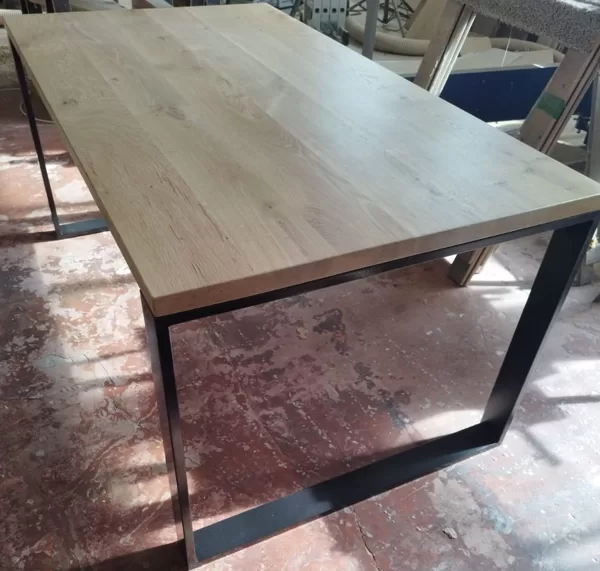TABLES WITH METAL LEGS